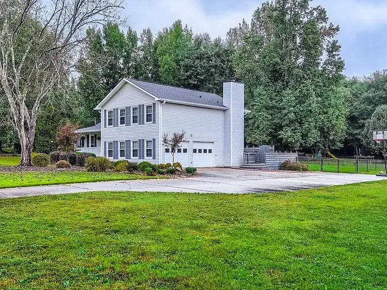 130 Grandchester Way — Photo 2