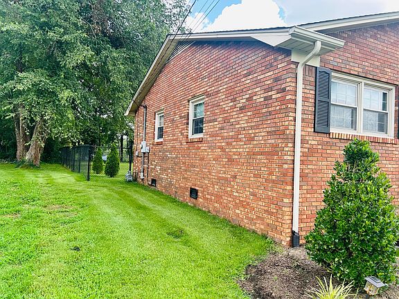 2nd image of 1608 Magnolia Dr
