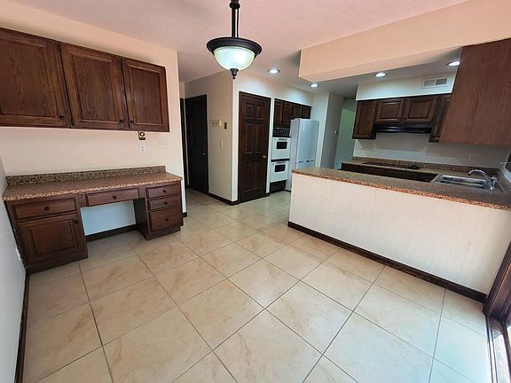 Eat-in-Kitchen with desk