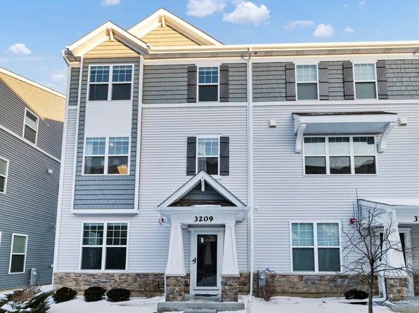 3209 Trillium Cir, Rolling Meadows, IL 60008