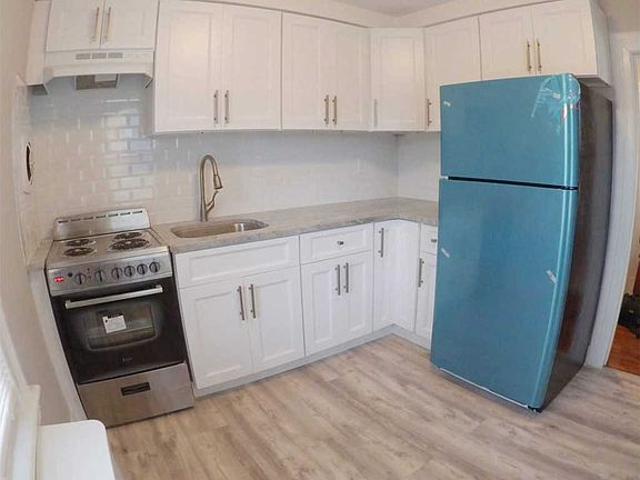4th image of 8 Bernard St #8