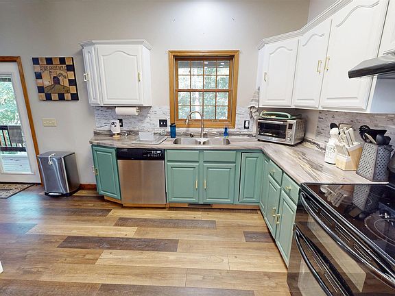 3rd image of 1608 Woodside Cir