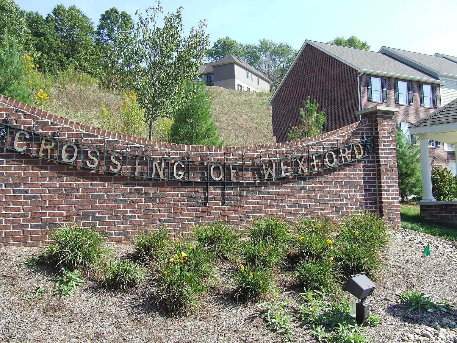 127 Laurel Crest Dr — Photo 1