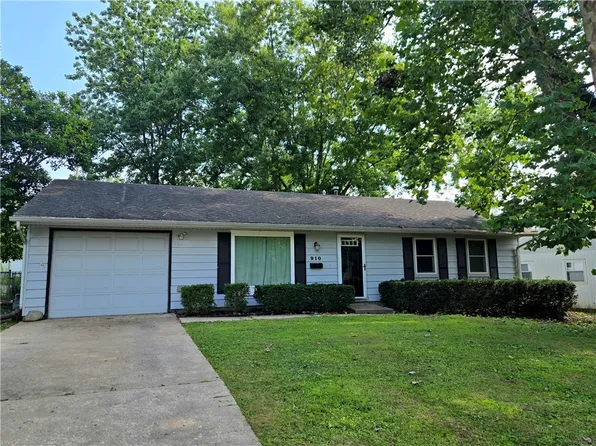 910 Hillside Dr, Danville, IL 61832