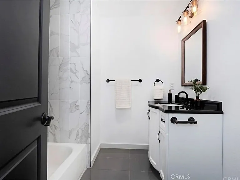 2121 S Redondo Blvd — Photo 12