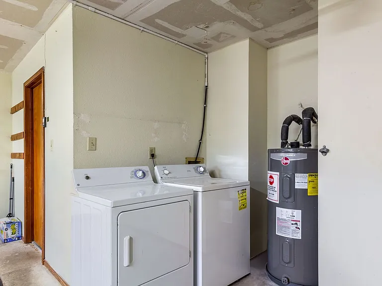 57 Woodcreek Dr — Photo 26