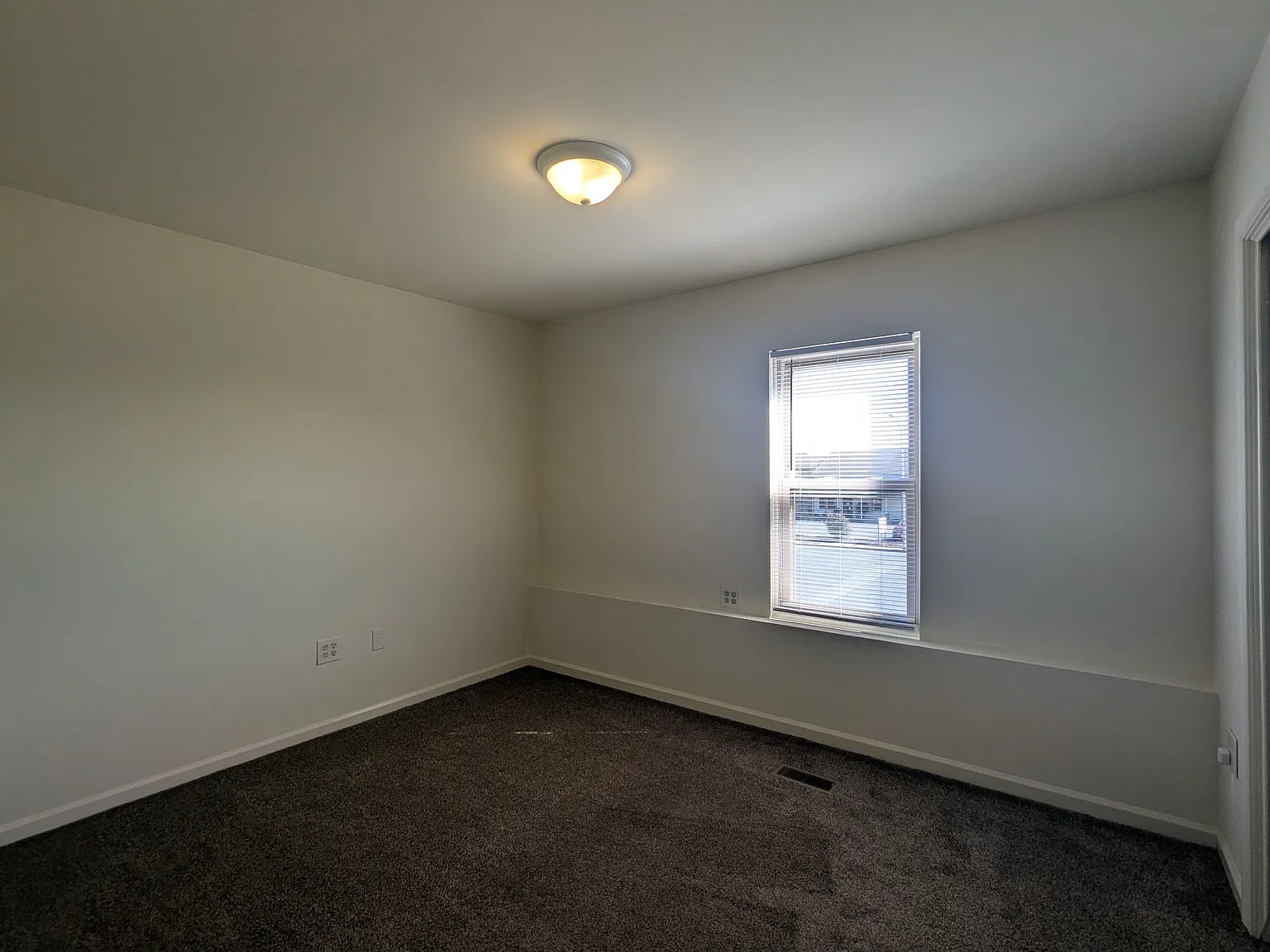 2 bed, 1000 sqft, $1,275 — Photo 2