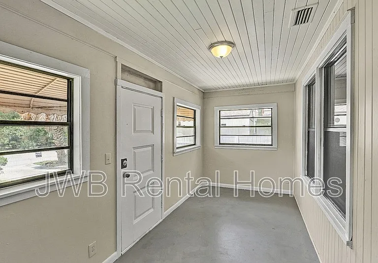 3825 Division St — Photo 8