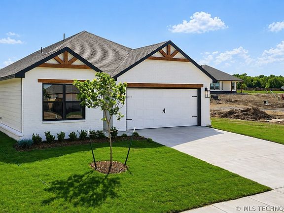 2nd image of 3419 N Gum Pl