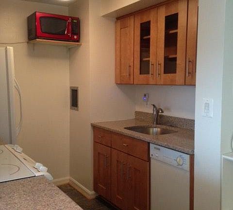 Undermount sink with quartz countertops