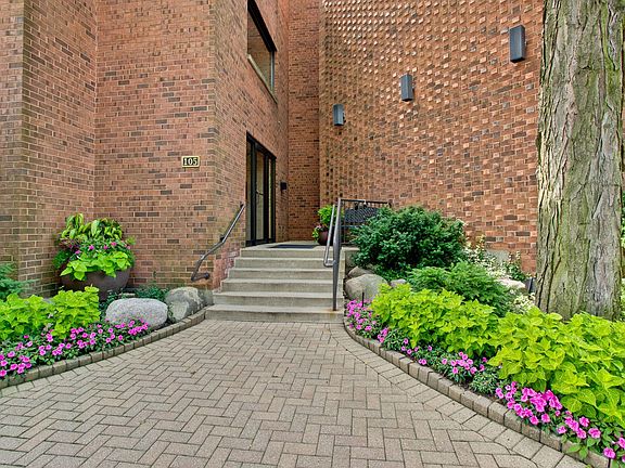 4th image of 105 E Laurel Ave APT 204