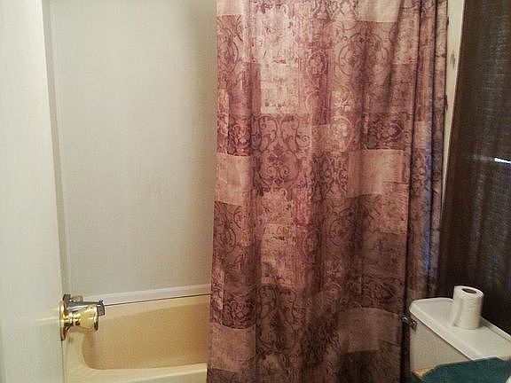 4th image of 206 Avenue Q