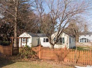 7 Waverly St, Huntington Station, NY 11746