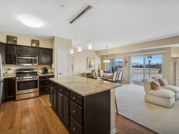 2220 Founders Dr APT 107, Northbrook, IL 60062