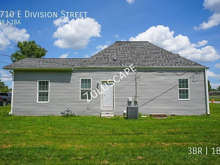 1710 E Division St — Photo 14
