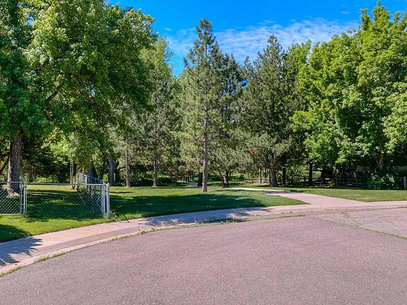 Easy access to park and trails from cul-de-sac