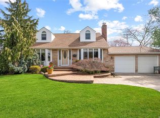 18 Martin Pl, Syosset, NY 11791