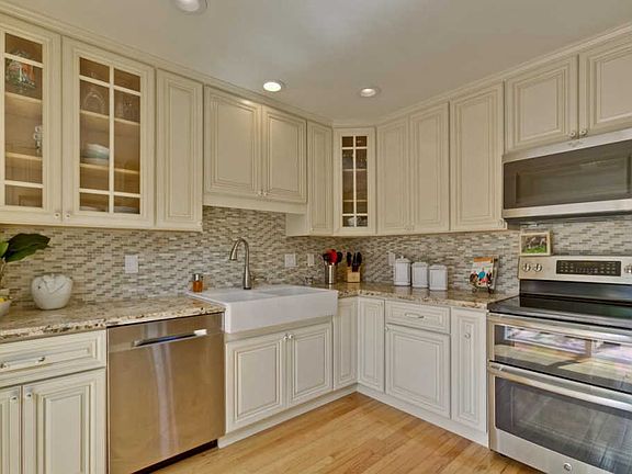 5th image of 401 Peralta Ave