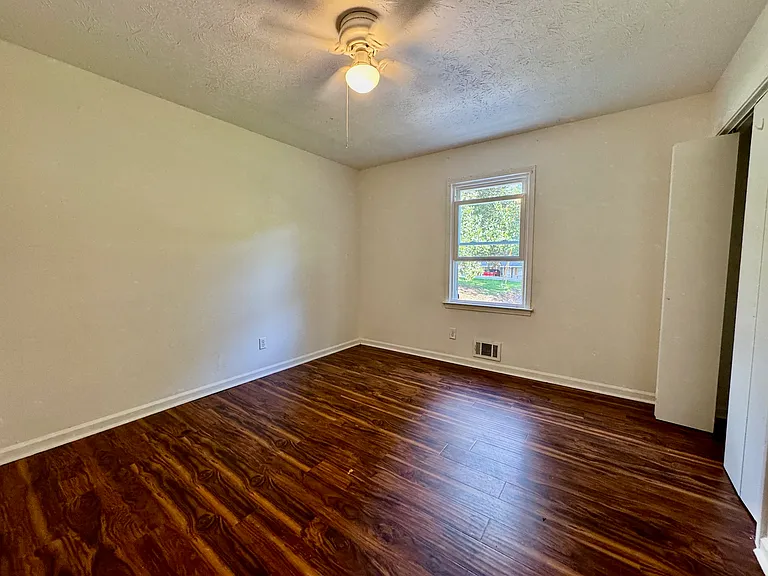 3355 Poplar Dr — Photo 9