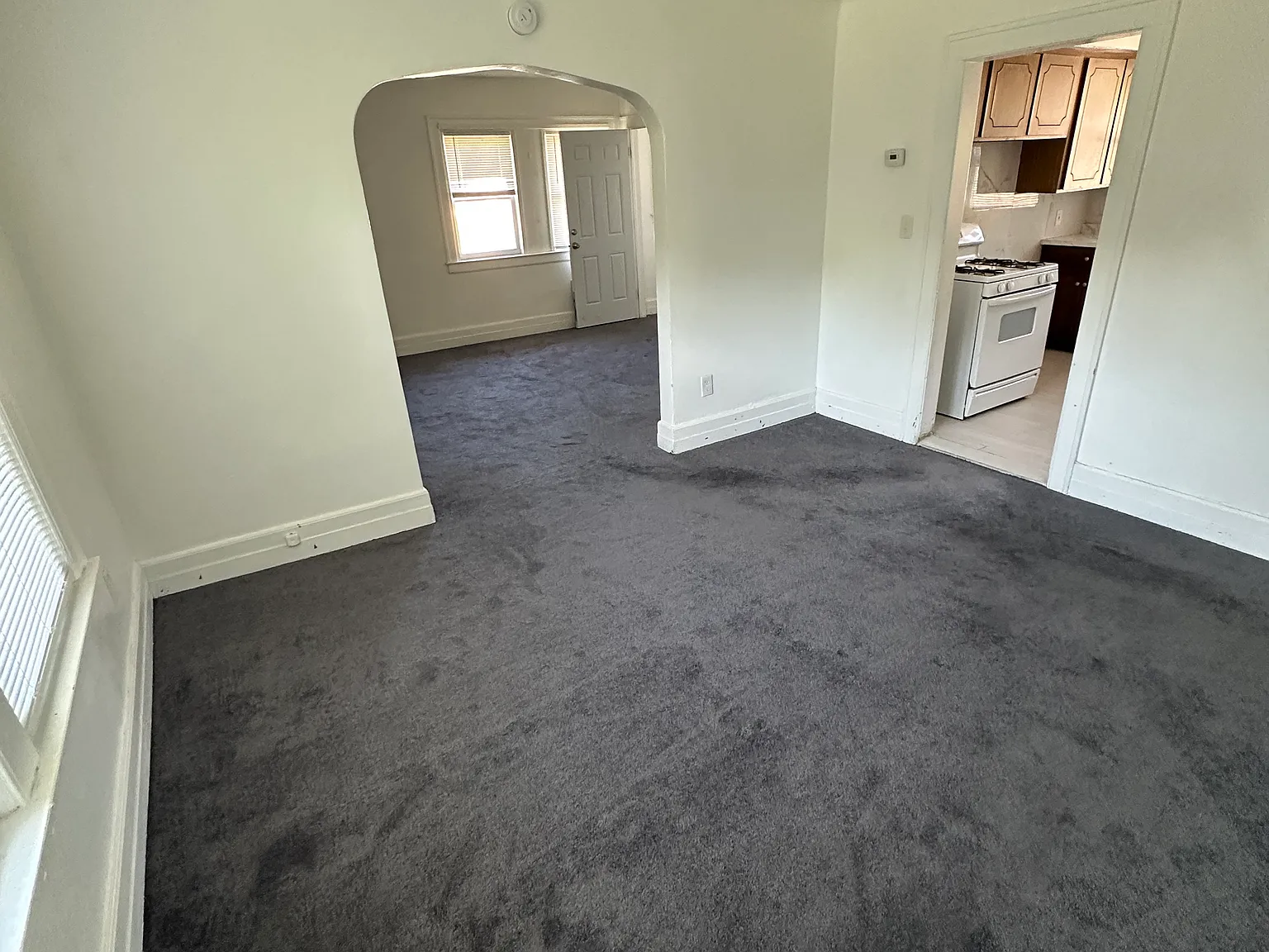 3 bed, 1000 sqft, $1,200 — Photo 2