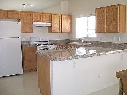 Kitchen w/granite counters   breakfast bar