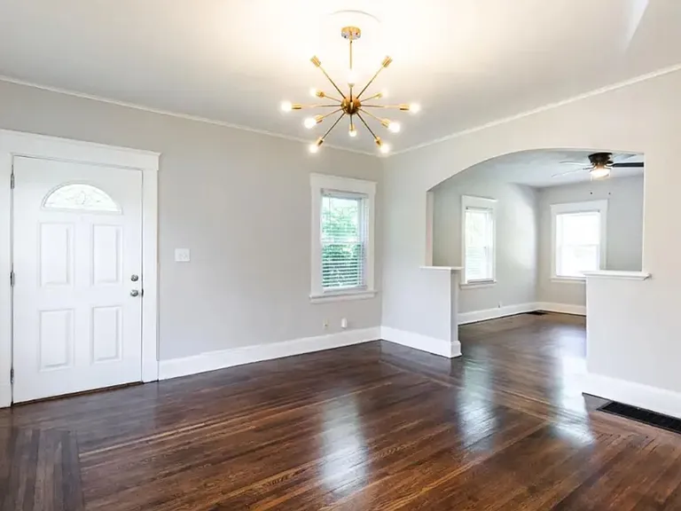 2556 Williams Ave — Photo 4
