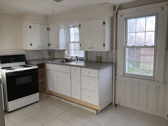 3rd image of 823 Hartford Ave #1