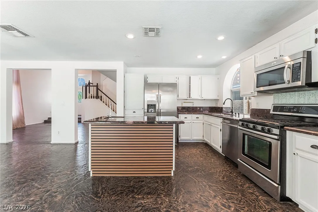 4 bed, 2.5 bath, 1936 sqft, $2,995 — Photo 3