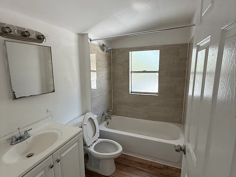 1425 Tamiami Trl #D — Photo 9