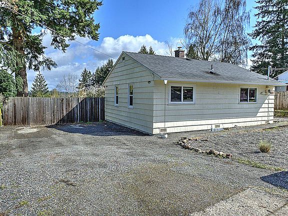 2nd image of 3502 E McLoughlin Blvd