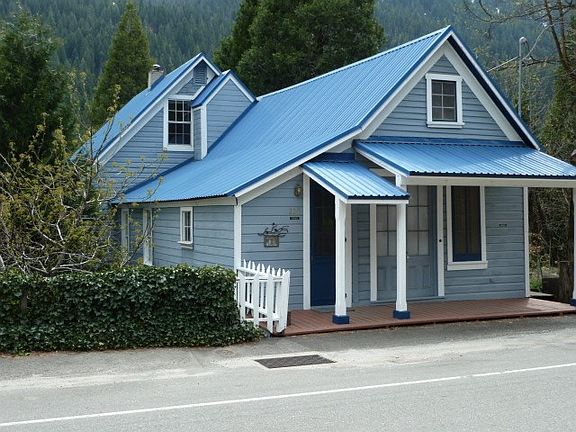 2nd image of 220 Main St