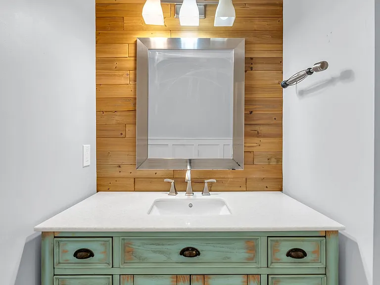 102 Hawkins St — Photo 15