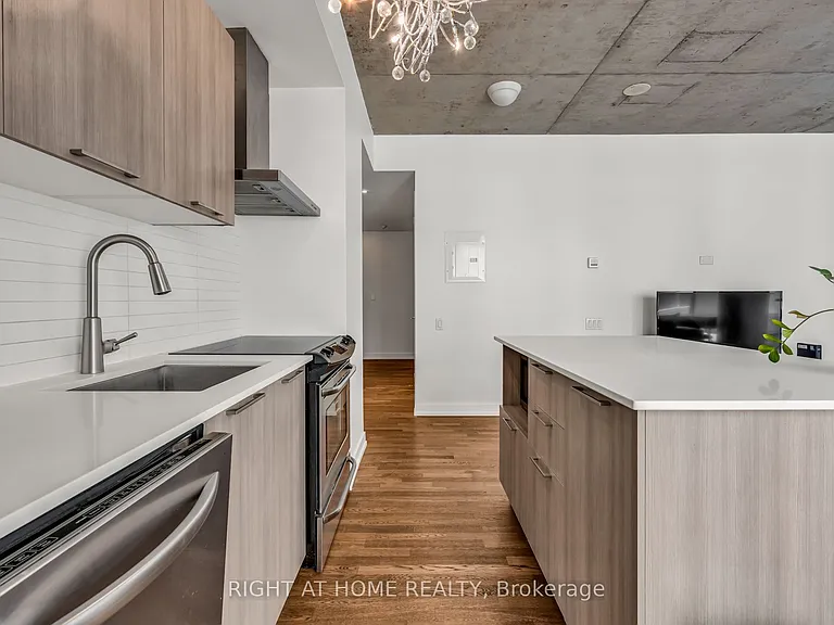 650 King St W #605 — Photo 24
