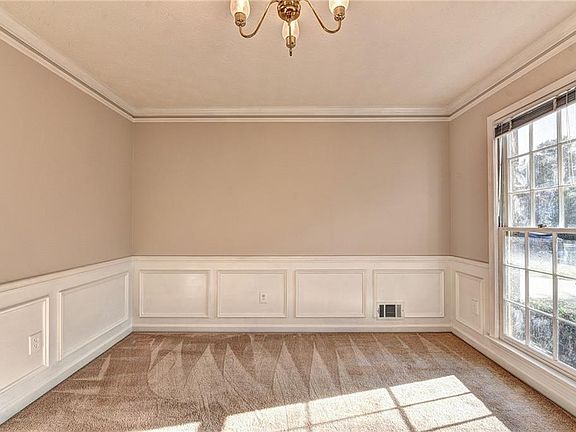 5th image of 838 Yarmouth Ct