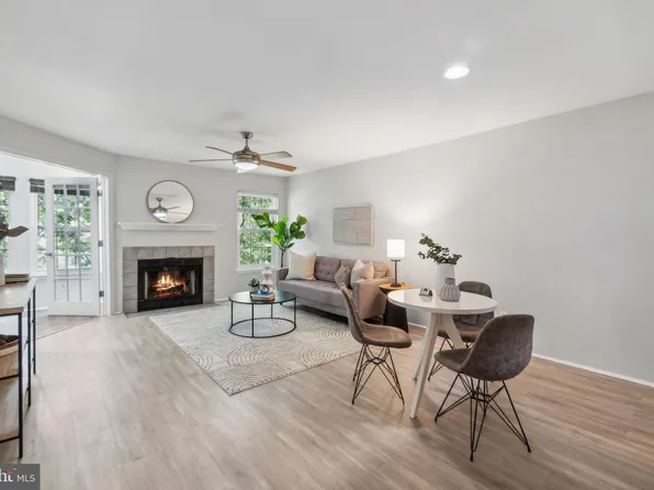 3313 Wyndham Cir APT 3215, Alexandria, VA 22302