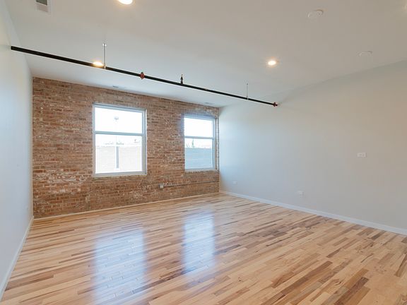 3rd image of 2202 S Lombard Ave #207