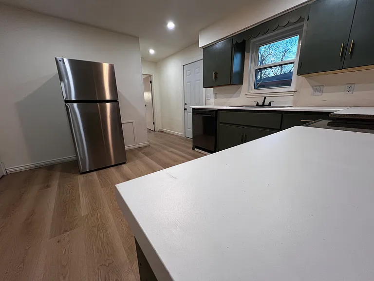 724 S Elm St #B — Photo 6