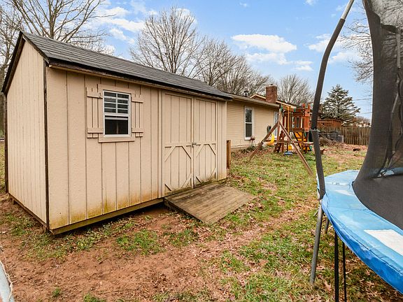4th image of 929 Wyndham Hills Dr