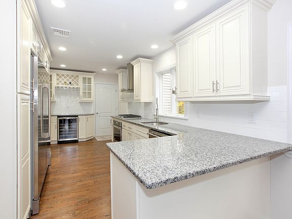 3rd image of 89 Baiting Hollow Ln