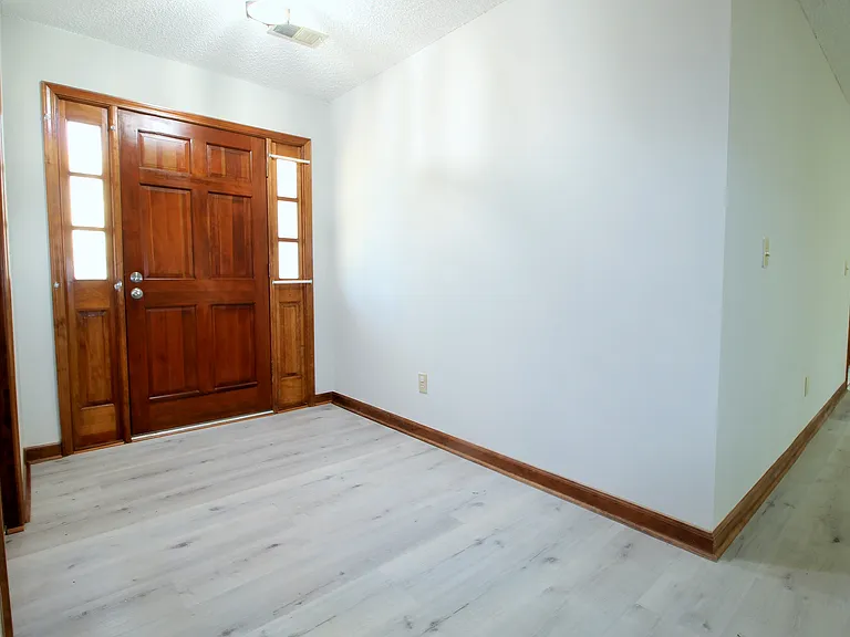 585 Wayside Dr — Photo 2