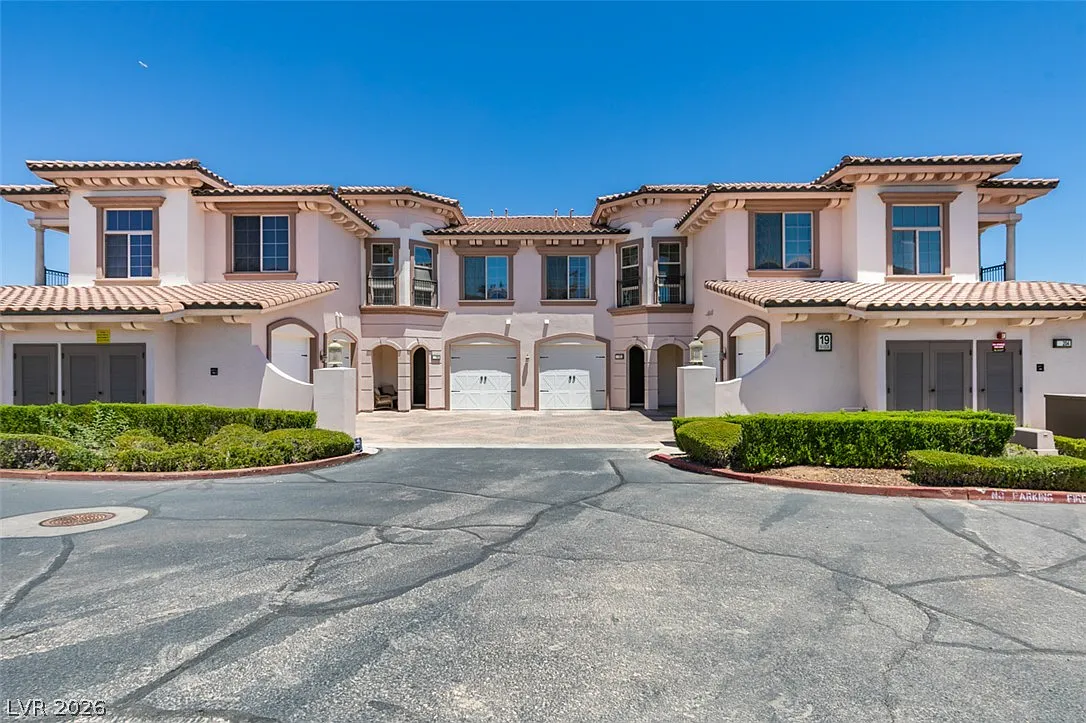3 bed, 2.5 bath, 1594 sqft, $2,095 — Photo 1