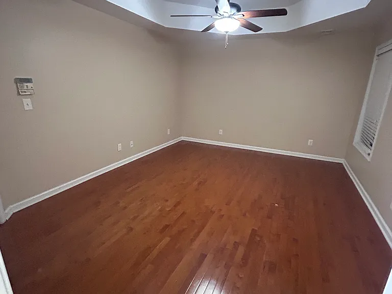 325 London Ln — Photo 12