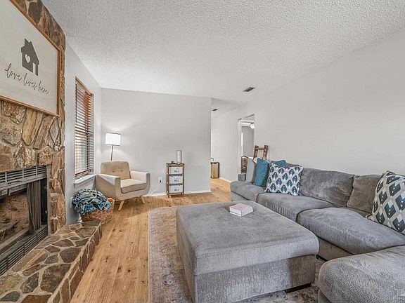 4th image of 10053 Hillview Dr