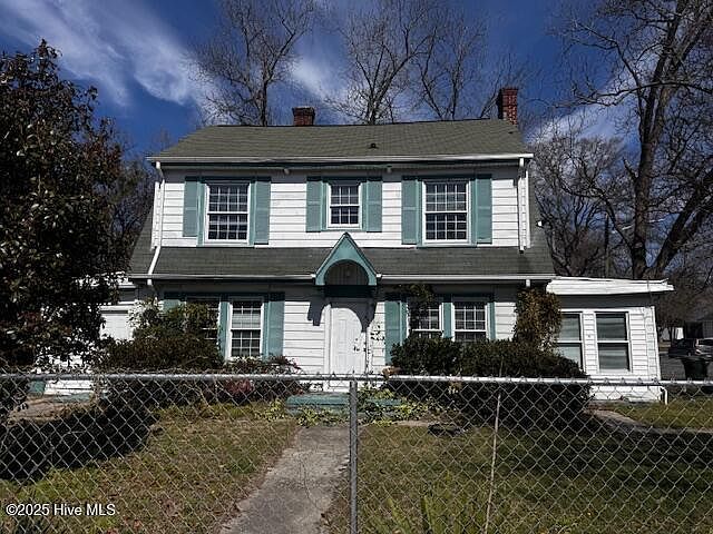 1st image of 902 W 5th Street
