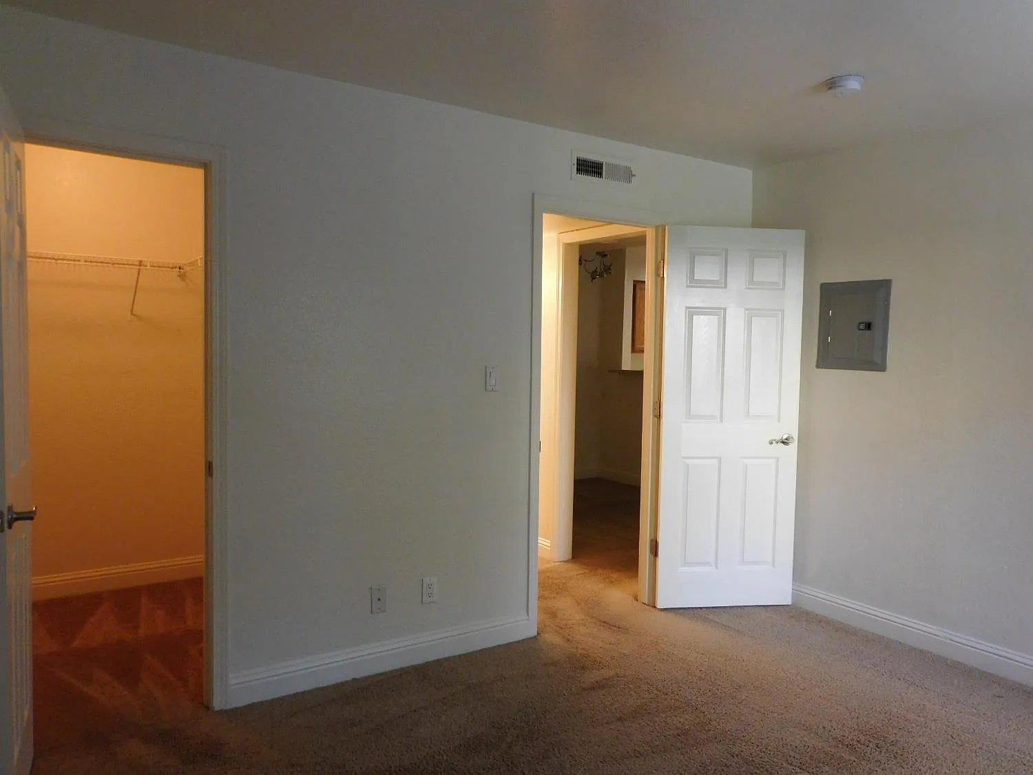 1 bed, 696 sqft, $1,295 — Photo 4