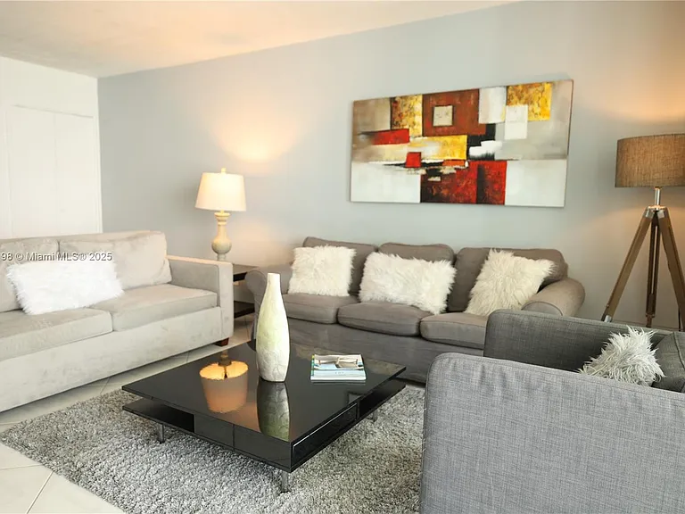 5151 Collins Ave #927 — Photo 1
