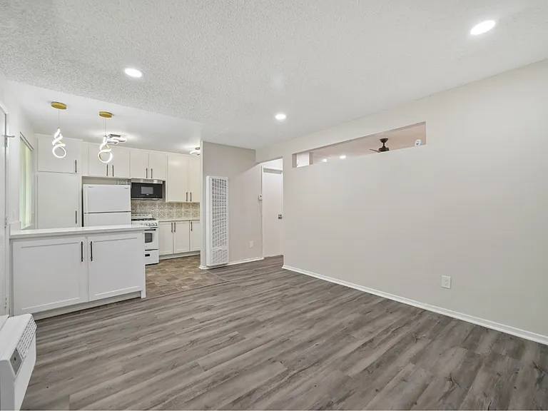 14420 Vista Real Apts — Photo 11