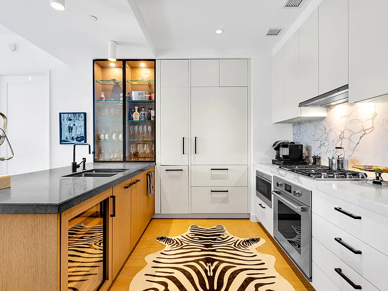438 E 12th St #4R — Photo 3