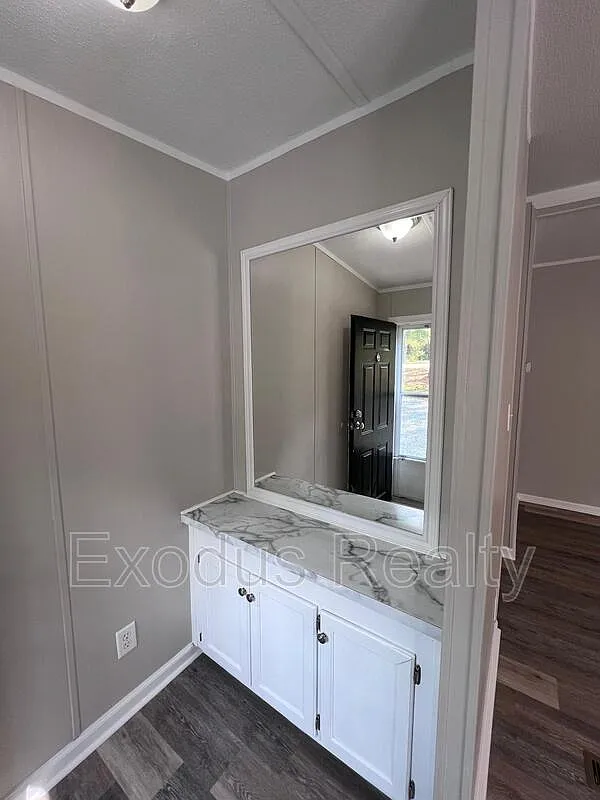3 bed, 2.0 bath, 11258 sqft, $1,499 — Photo 3