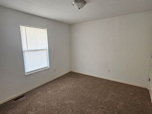 4th image of 801 Johnson Cir